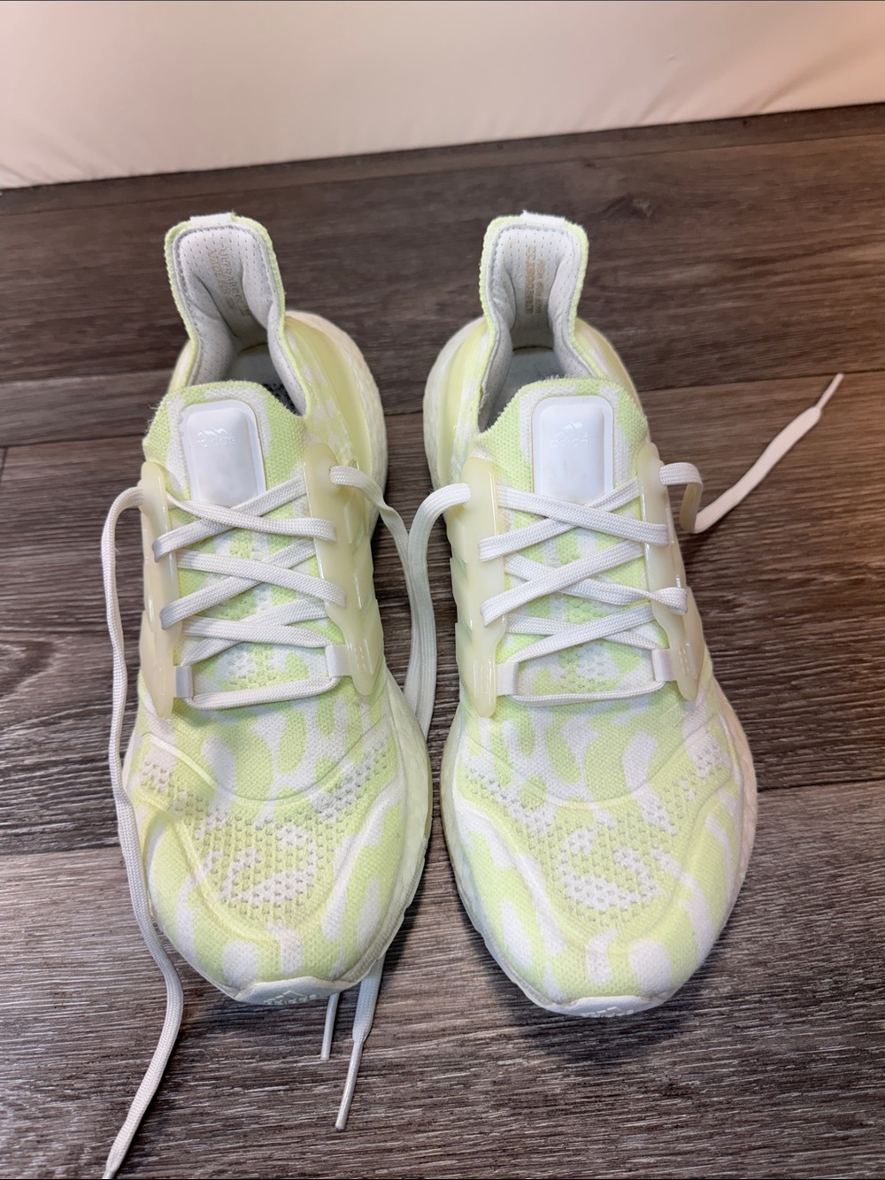 Adidas UltraBoost 22 Running Sneakers almost lime 🍋‍🟩 woman’s SZ 8 (h11)
